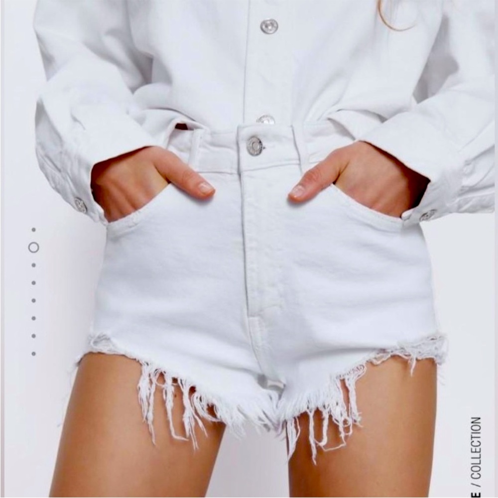 NEW Zara High Rise Cut Off Denim shorts in White, size 6